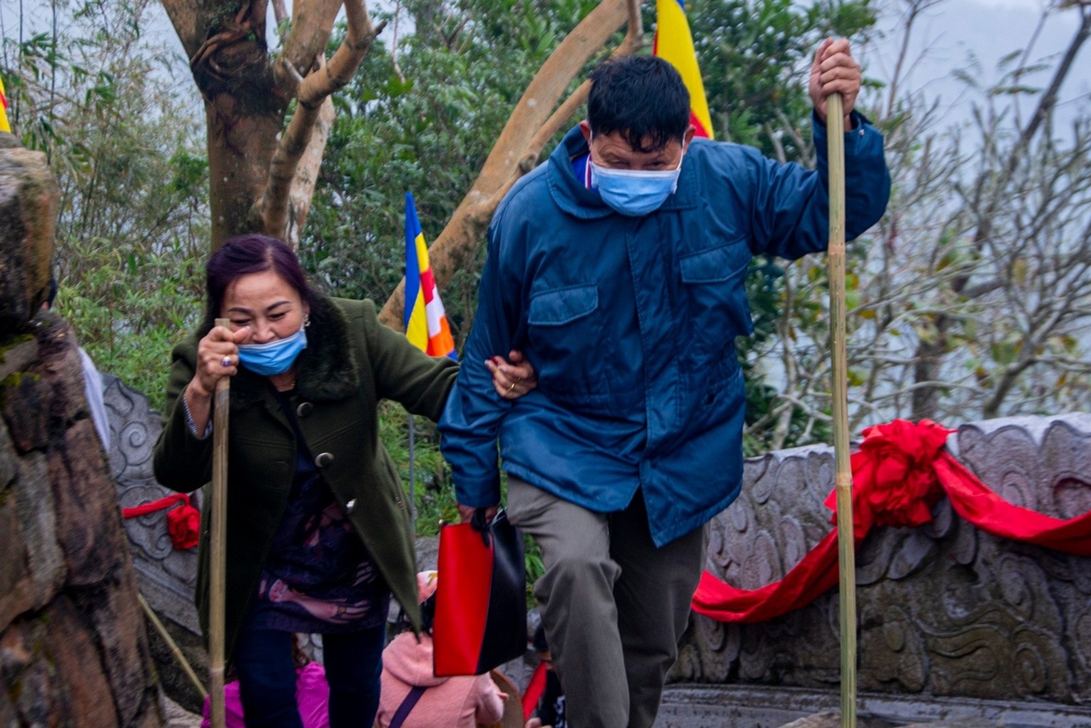 Du khach deo khau trang hanh huong len Yen Tu hinh anh