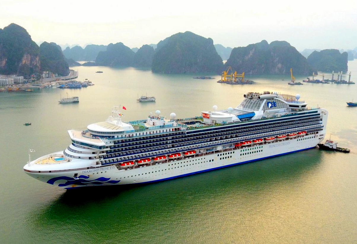 Tau Diamond Princess tung den Ha Long va Hue hinh anh