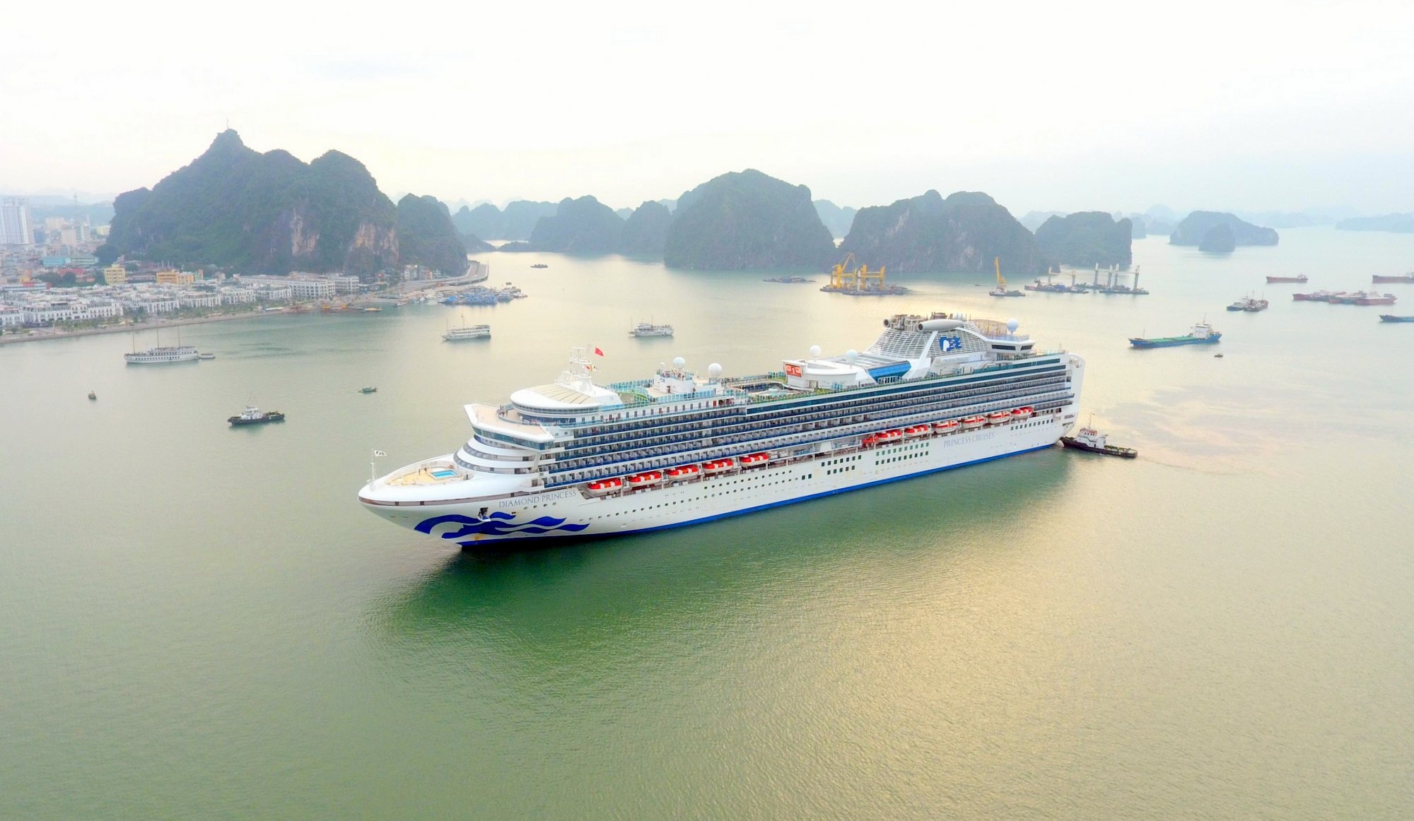 Tau Diamond Princess da tung den Ha Long va Hue anh 1