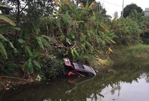 Oto mat lai roi xuong ao,  2 nguoi tu vong tai cho anh 1