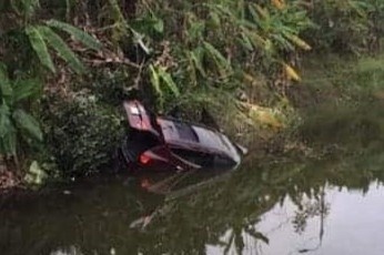 Oto roi xuong ao, 2 nguoi tu vong hinh anh