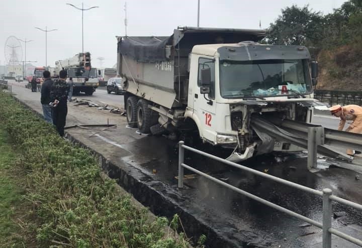 Xe tai mat lai ui bay dai phan cach cau Bai Chay anh 1