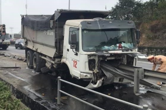 Xe tai mat lai ui bay ho lan cau Bai Chay hinh anh