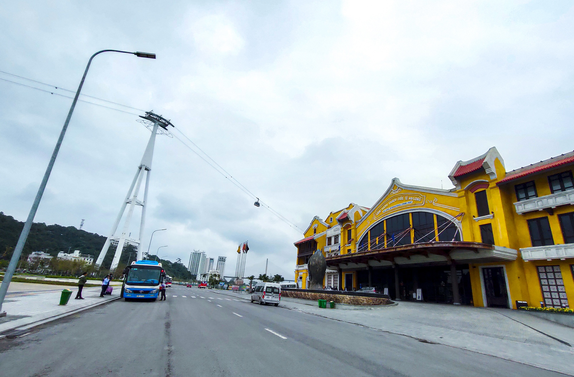 Ha Long vang ve trong ngay dau dung don khach chong Covid-19 anh 4