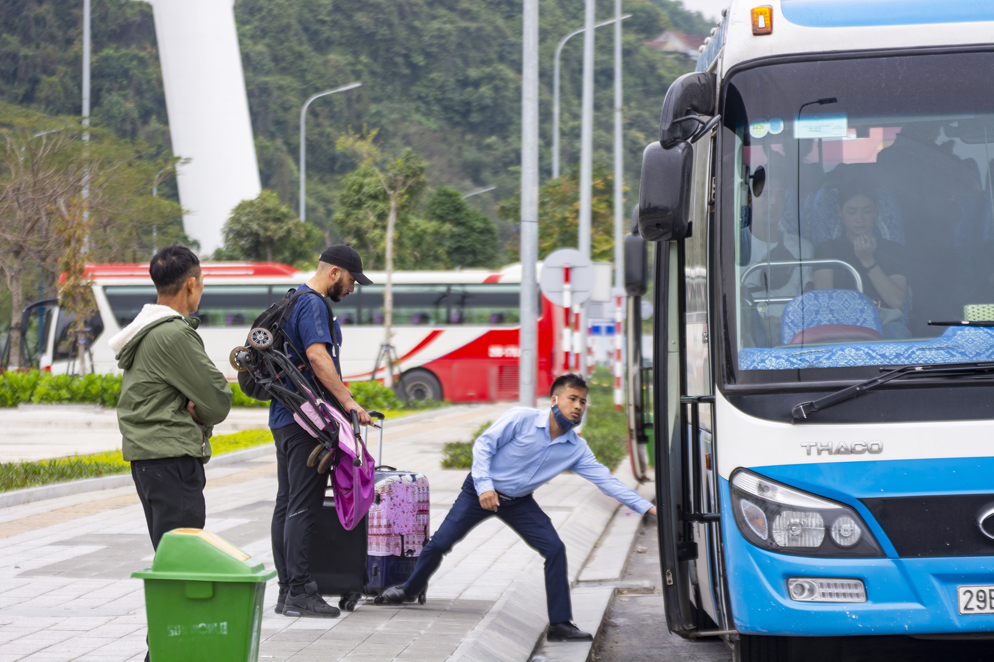 Ha Long vang ve trong ngay dau dung don khach chong Covid-19 anh 5