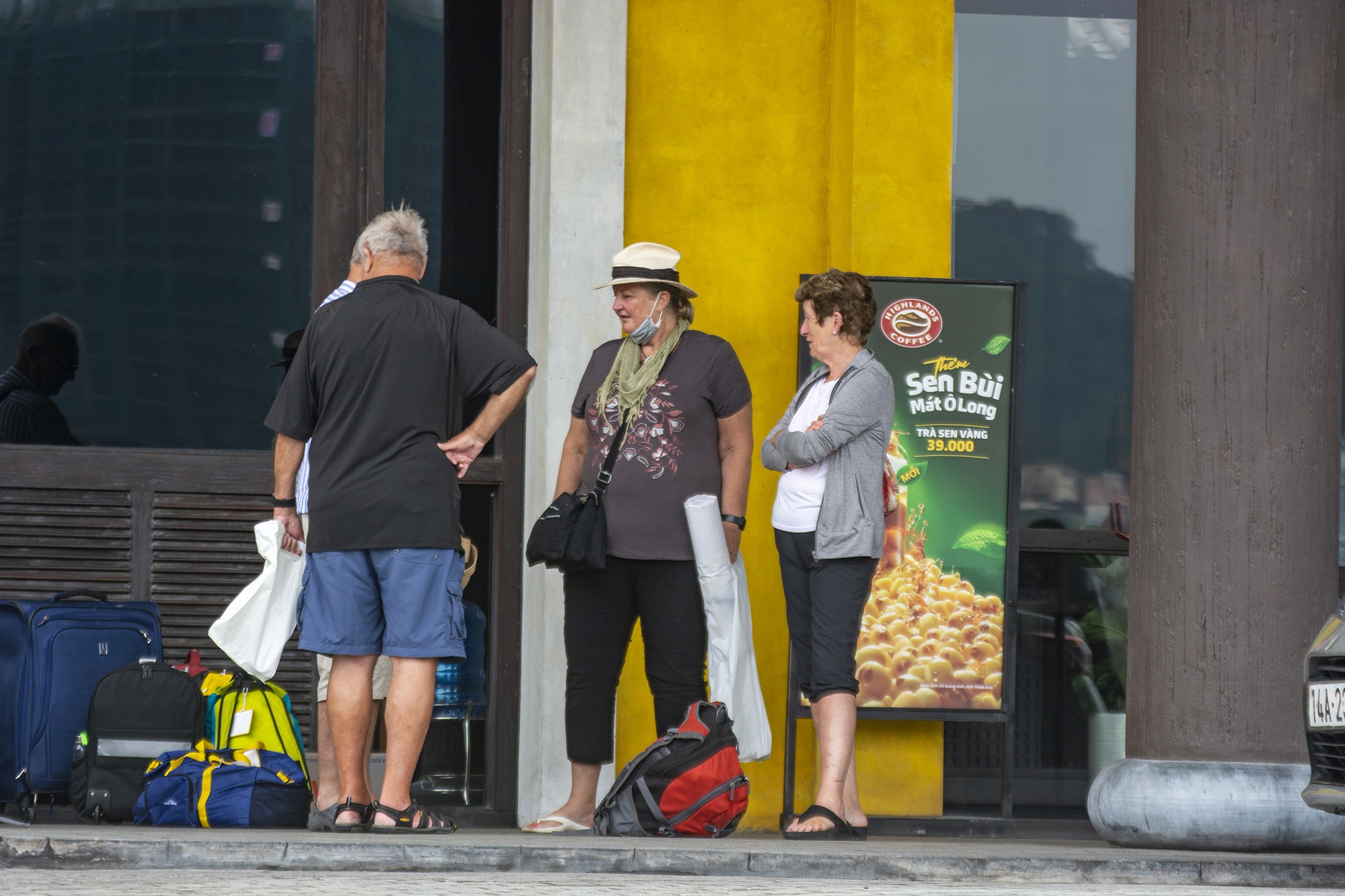 Ha Long vang ve trong ngay dau dung don khach chong Covid-19 anh 2