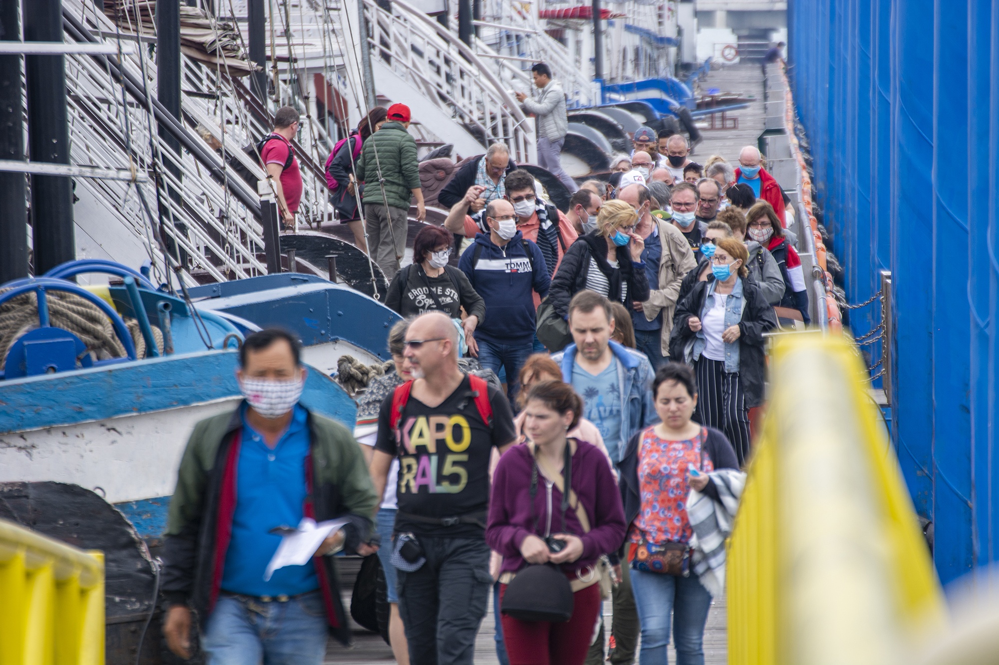 Ha Long vang ve trong ngay dau dung don khach chong Covid-19 anh 3
