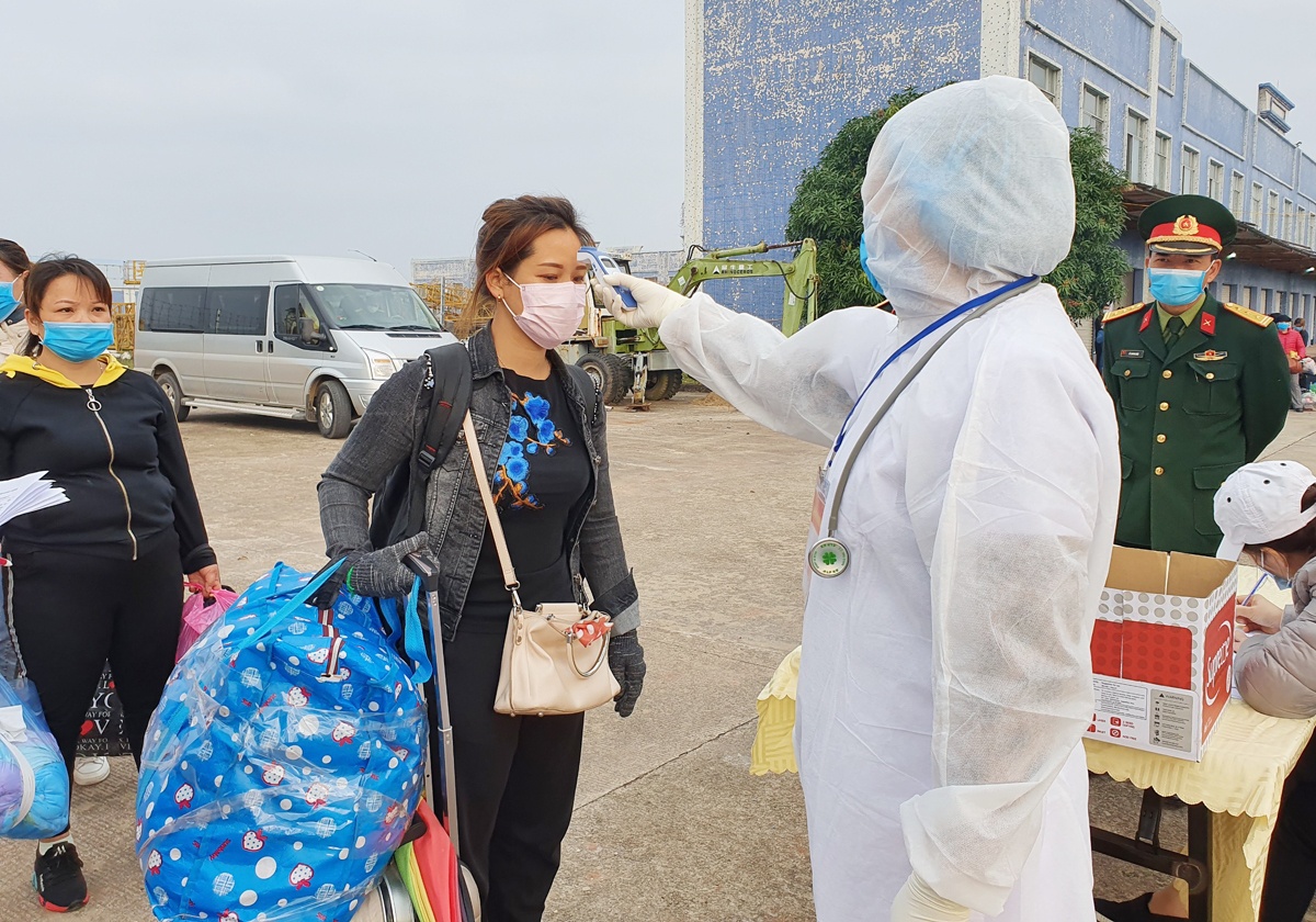 Quang Ninh dua 73 cong dan ve cach ly tai truong quan doi hinh anh