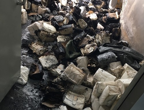 Kho tui xach o cau thang thoat hiem chung cu boc chay hinh anh