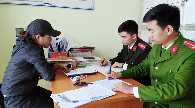 Nu tai xe xuc pham CSGT tren Facebook hinh anh