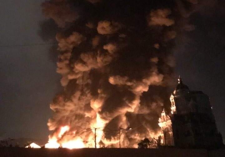 Chay kho suot 5 gio, khoi lua boc cao hang chuc met hinh anh