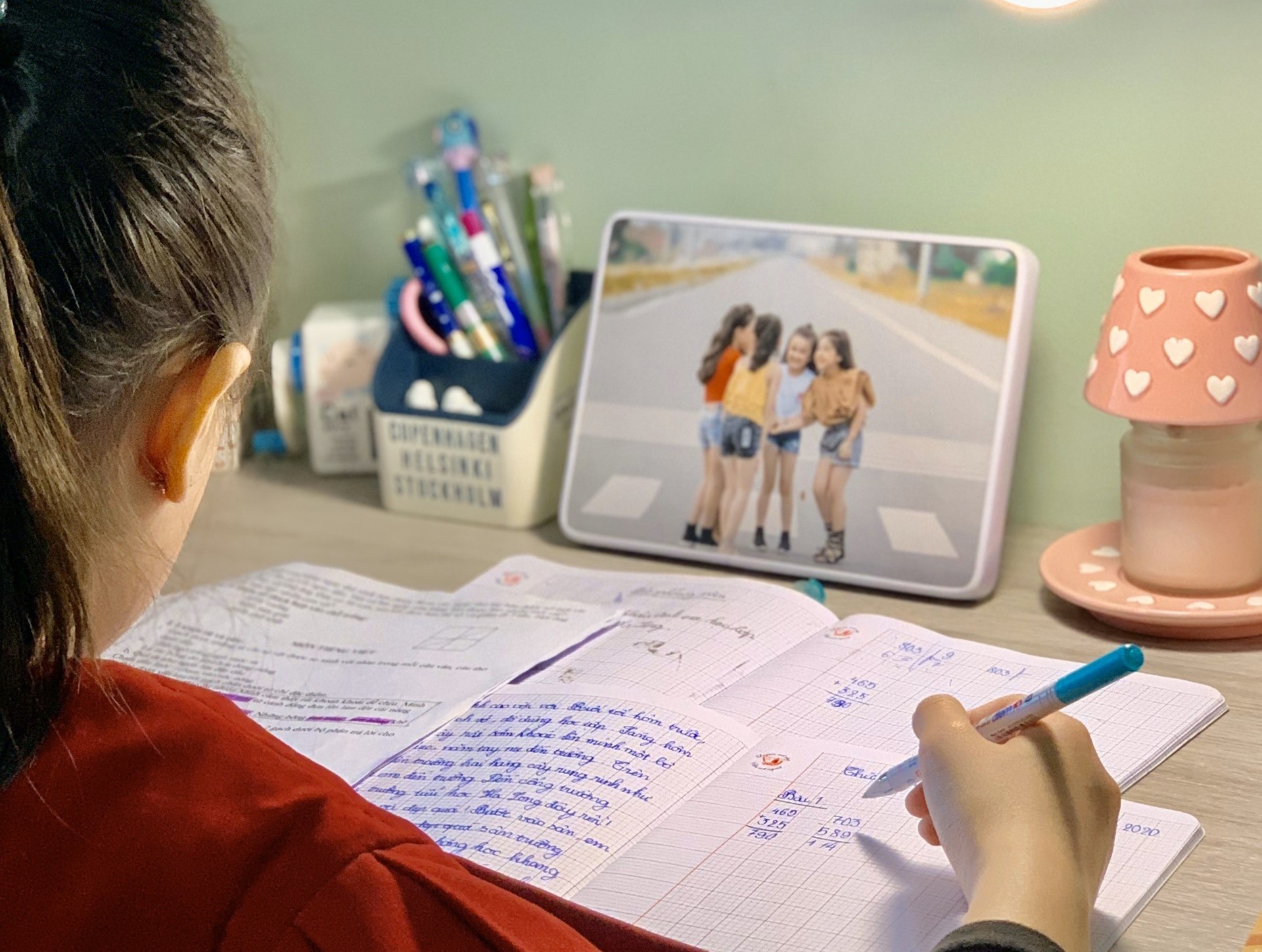 Hoc sinh lop 3 viet thu dong vien y, bac si chong dich hinh anh