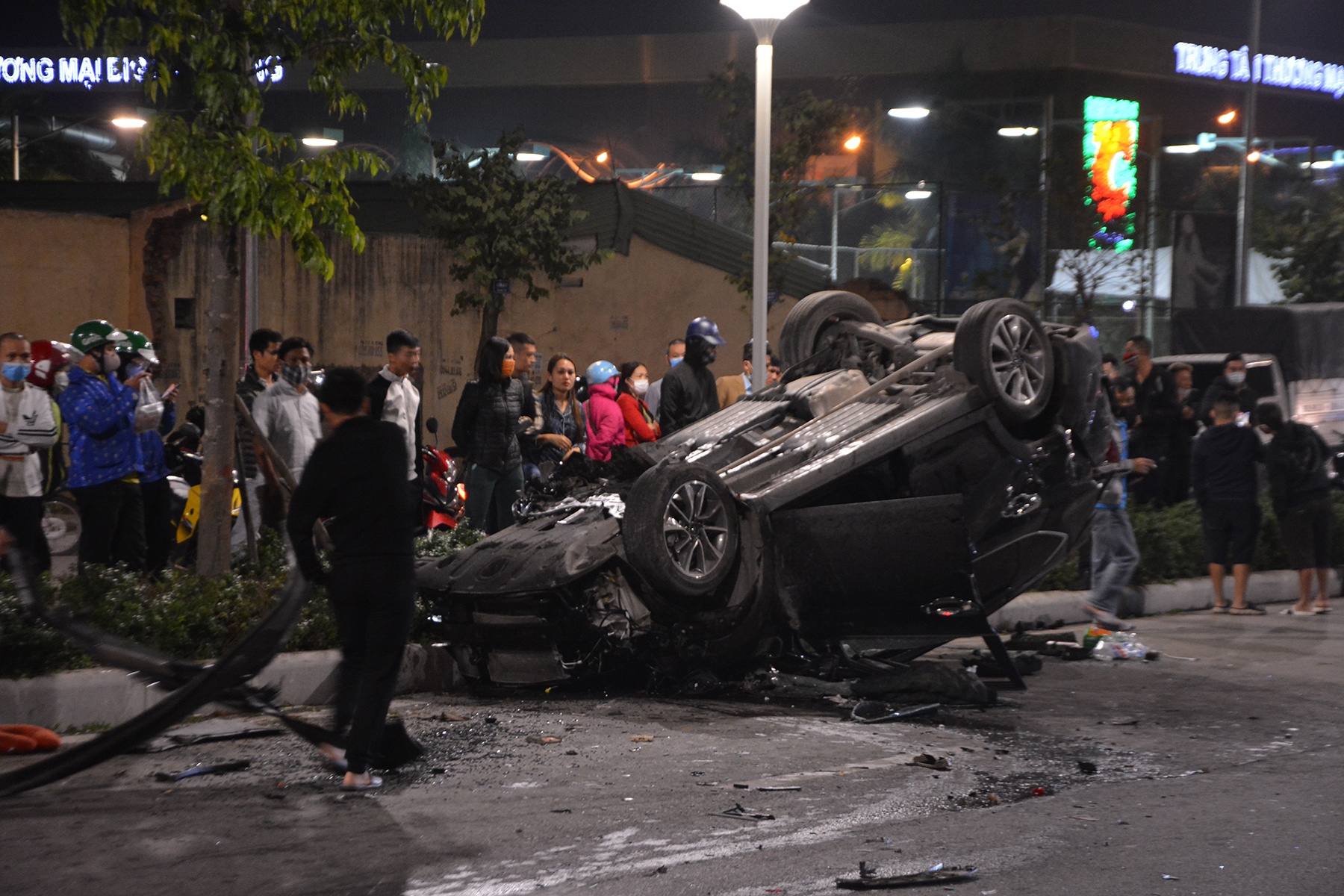 Oto lat ngua sau khi huc dai phan cach hinh anh