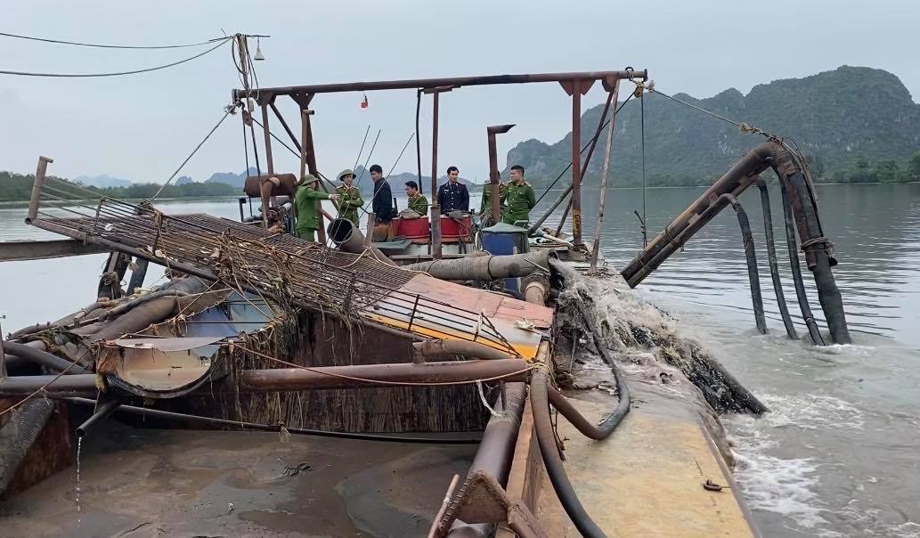 Tau 60 tan hut trom cat tren song hinh anh