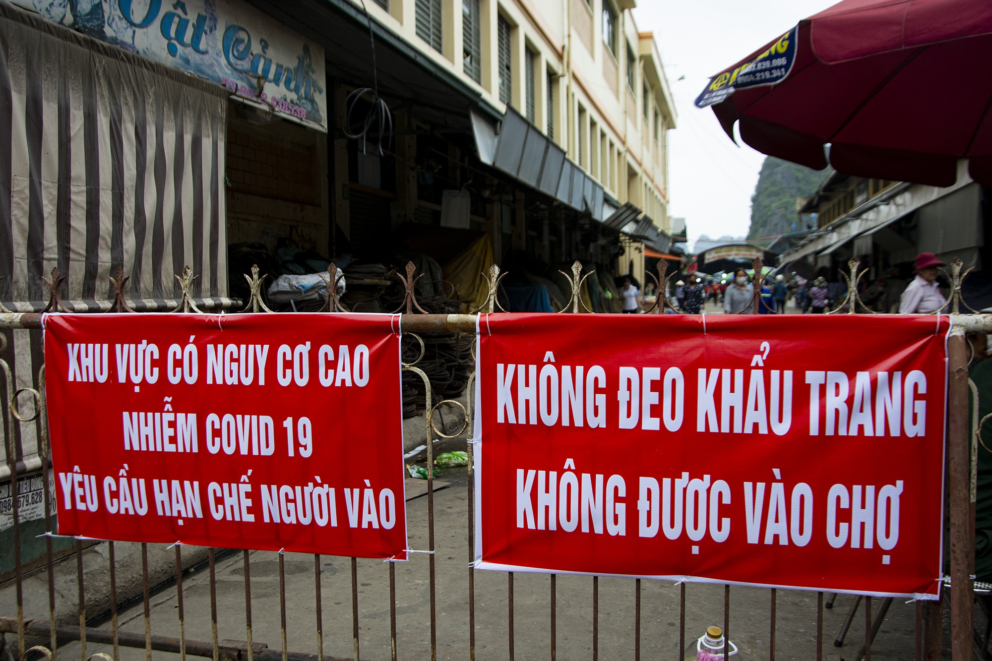 Nguoi dan phai deo khau trang moi duoc vao cho hinh anh