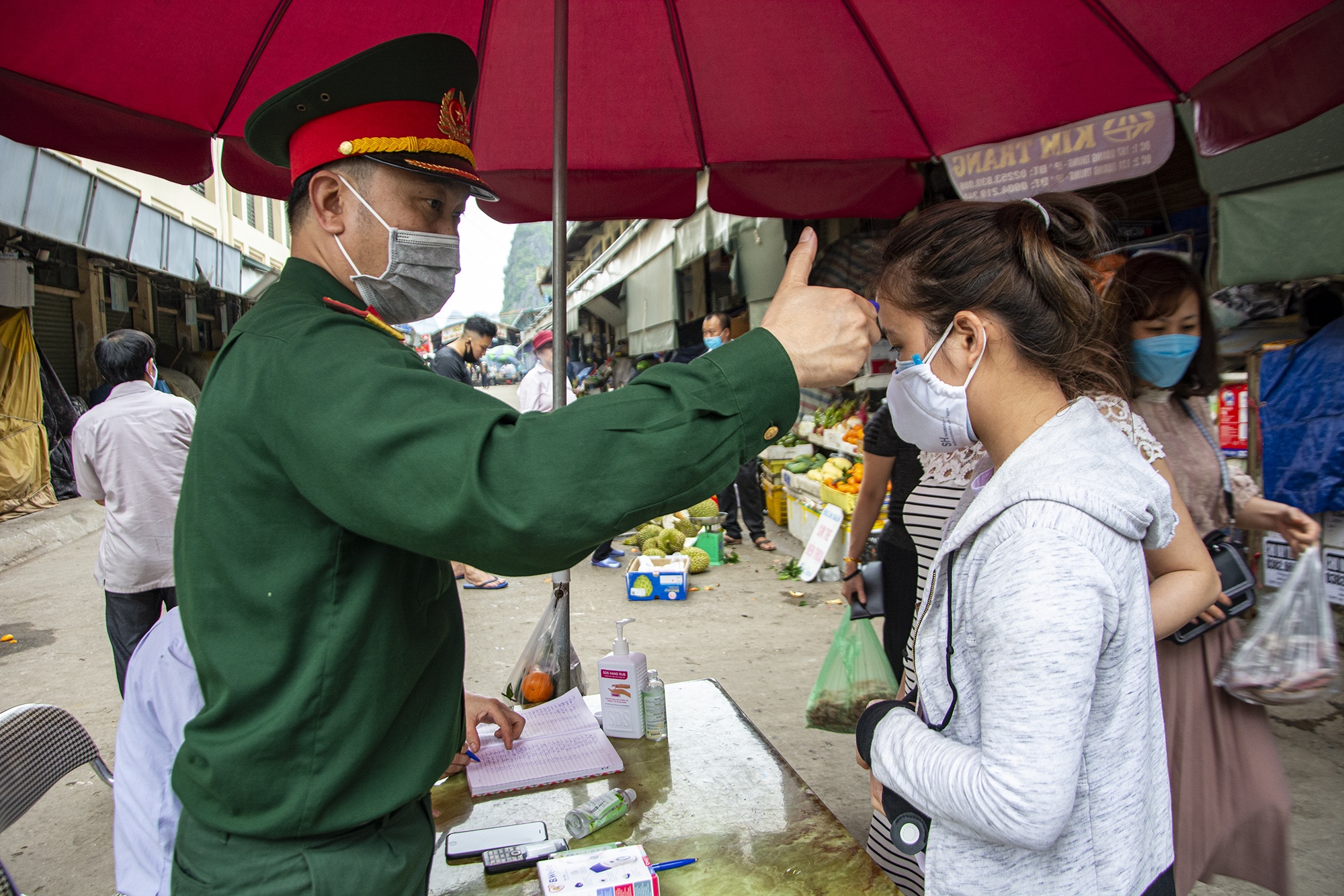 Nguoi dan Ha Long khong ra duong sau 22h hinh anh