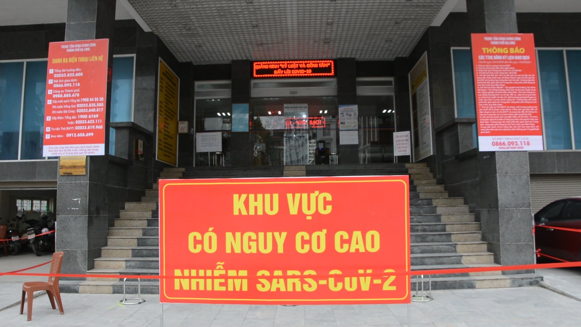 Nguoi dan ngoi cach nhau 2 m khi lam thu tuc hanh chinh hinh anh