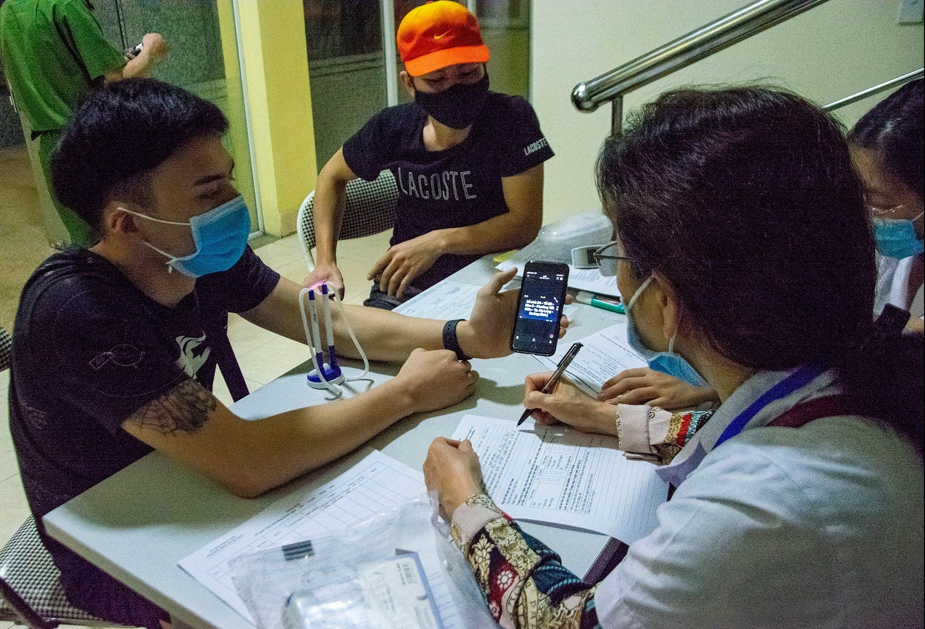 Hon 60 nguoi vi pham lenh gioi nghiem bi giu lai qua dem hinh anh