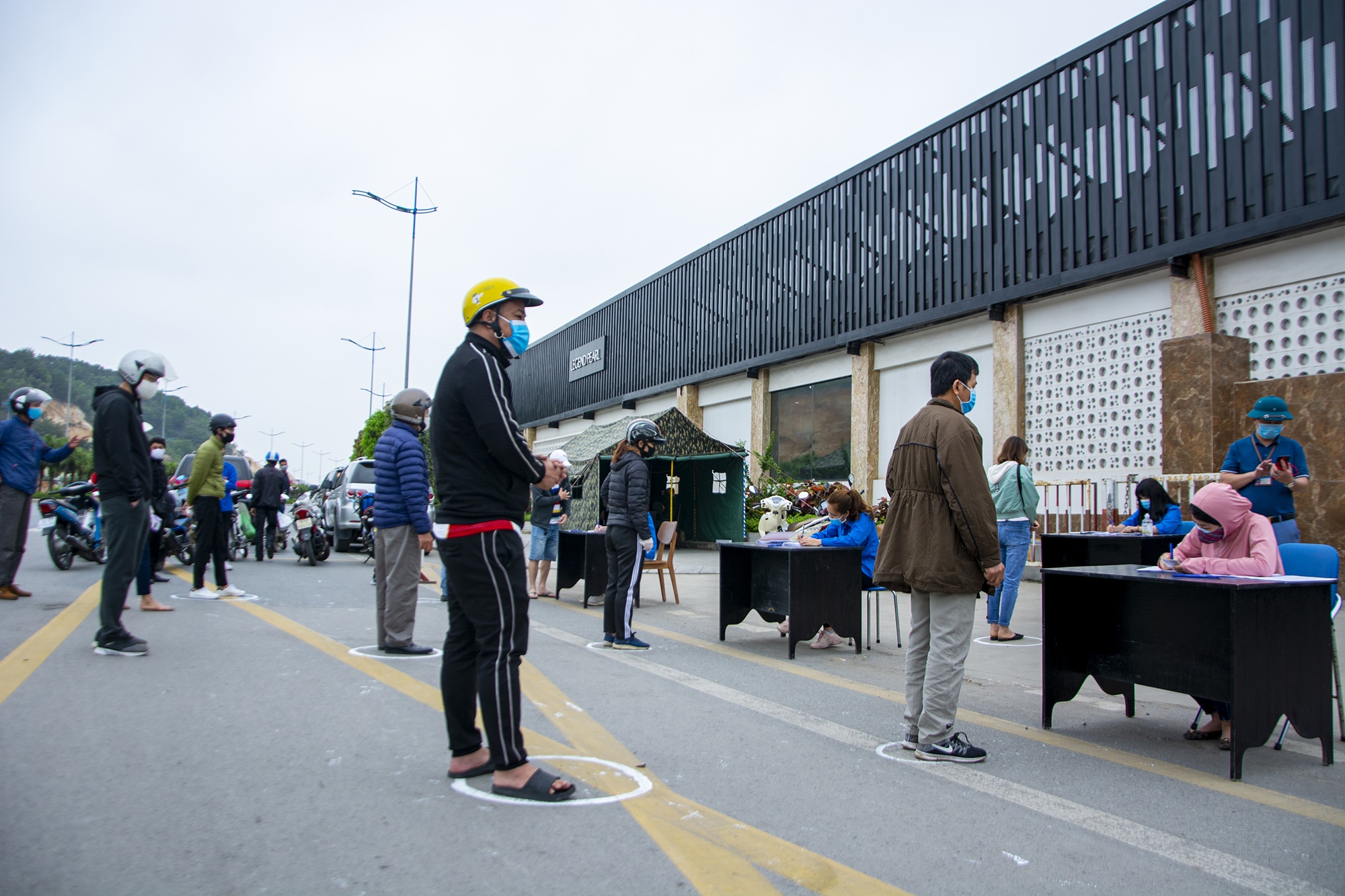 Quang Ninh tiep tuc siet gian cach xa hoi den 3/5 hinh anh