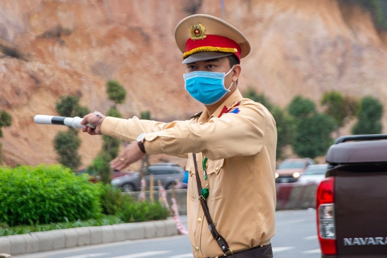 Xe ngoai tinh quay dau khi toi Quang Ninh vi khong co ly do chinh dang hinh anh