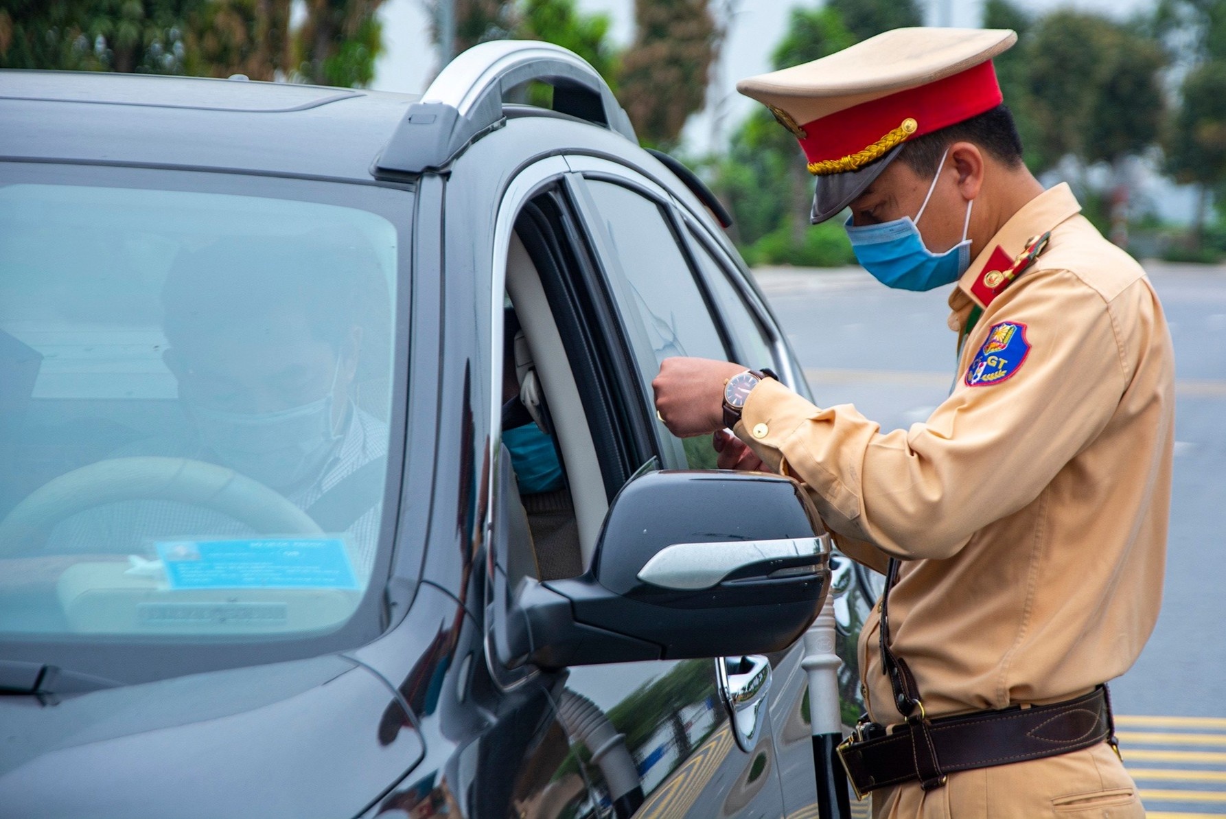 Quang Ninh kiem soat chat nguoi ra vao tinh hinh anh