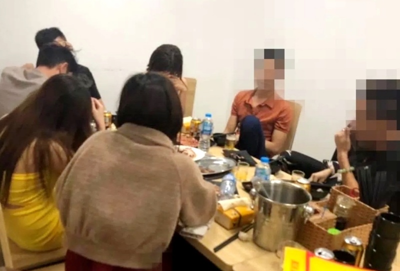 Xu phat nhom thanh nien tu tap an uong tai nha hang anh 1