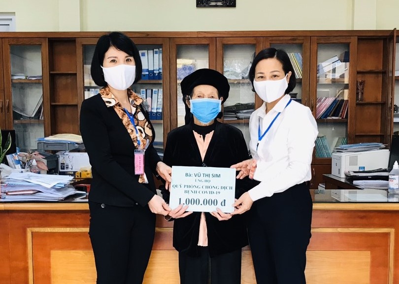 Cu ba 103 tuoi den phuong ung ho 1 trieu chong dich Covid-19 hinh anh