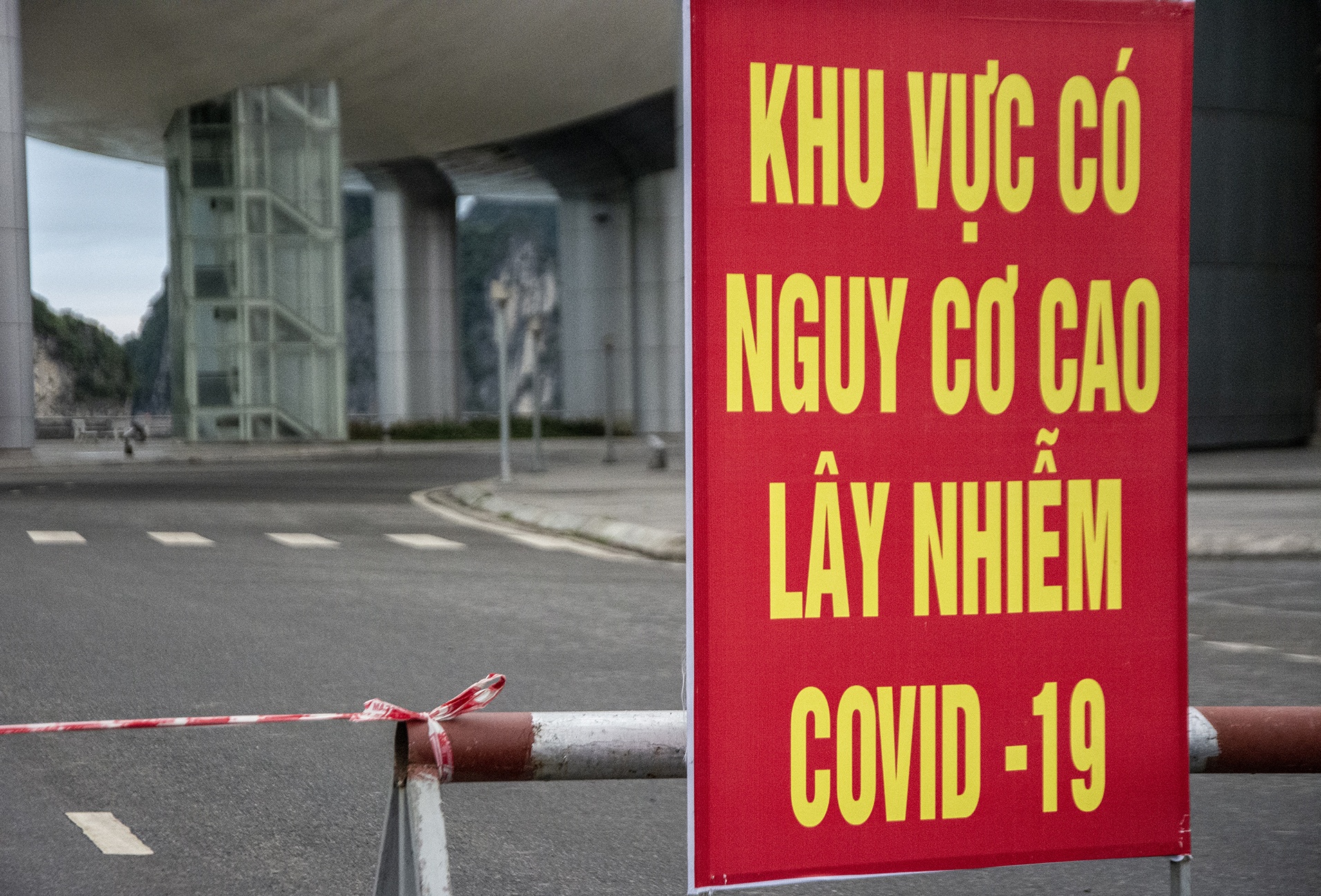 Nguoi dan Ha Long huong ung o nha khi cong vien, quang truong dong cua hinh anh