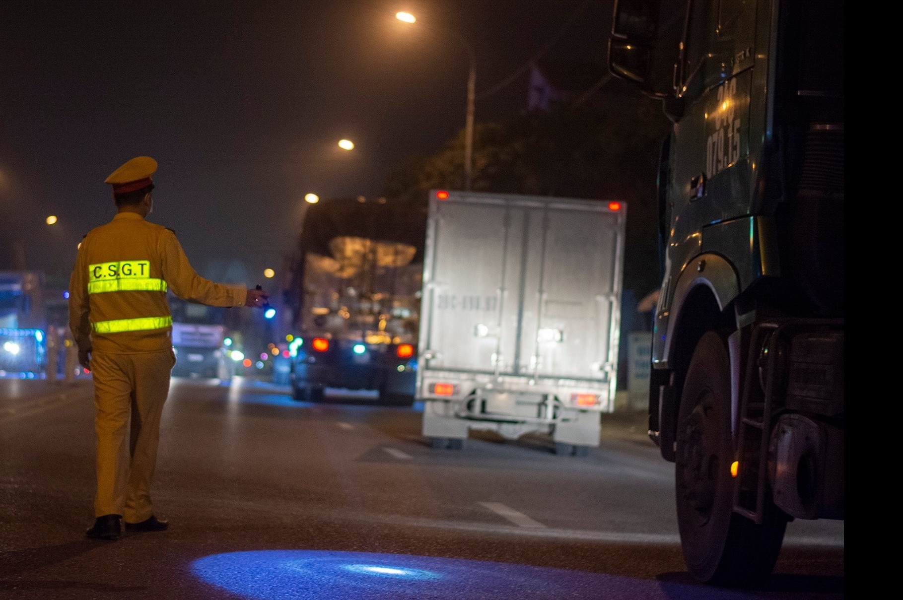 Trang dem kiem soat dich Covid-19 tai cua ngo Quang Ninh hinh anh