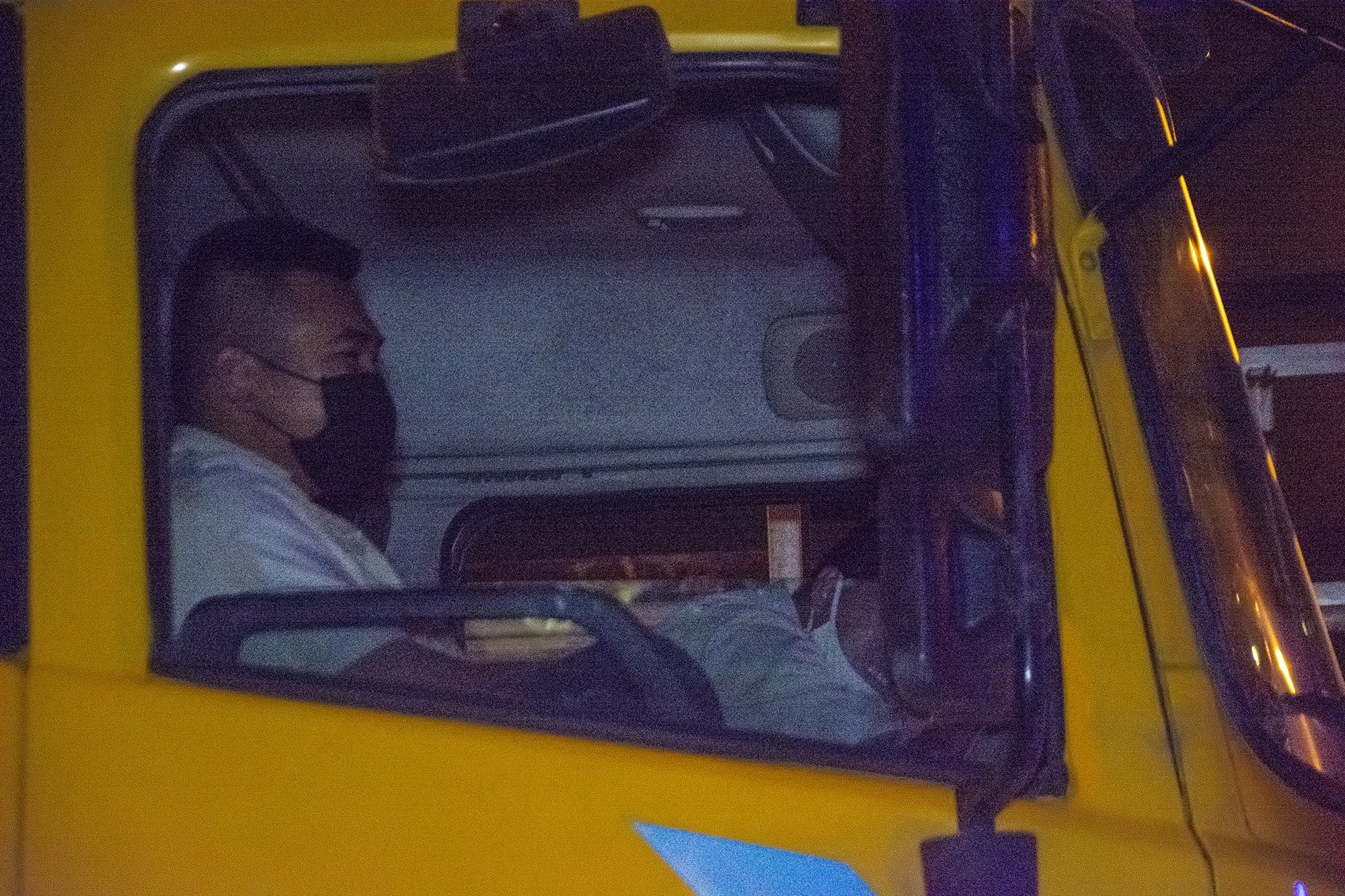 Trang dem kiem soat COVID-19 tai cua ngo Quang Ninh anh 4