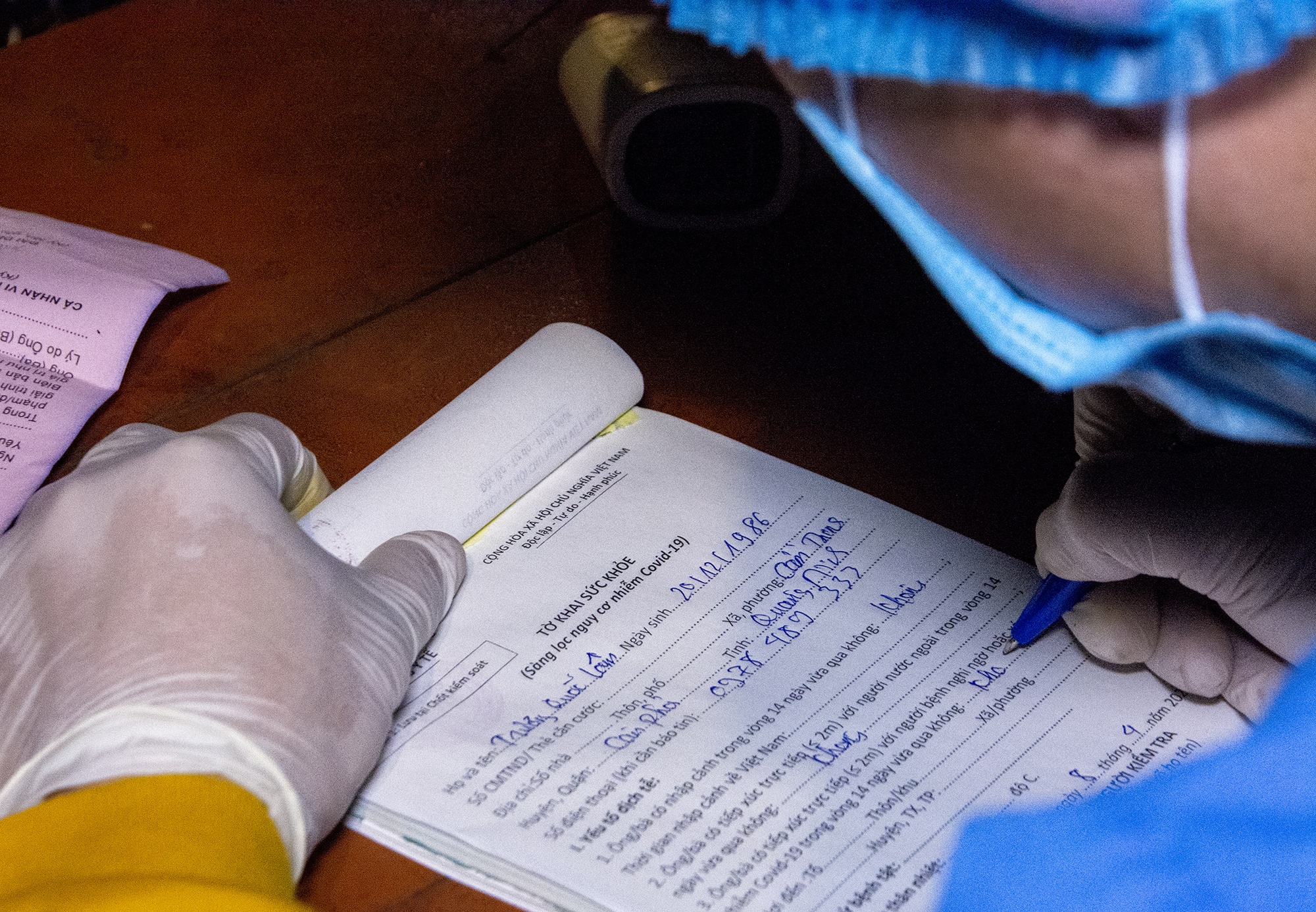 Trang dem kiem soat COVID-19 tai cua ngo Quang Ninh anh 13