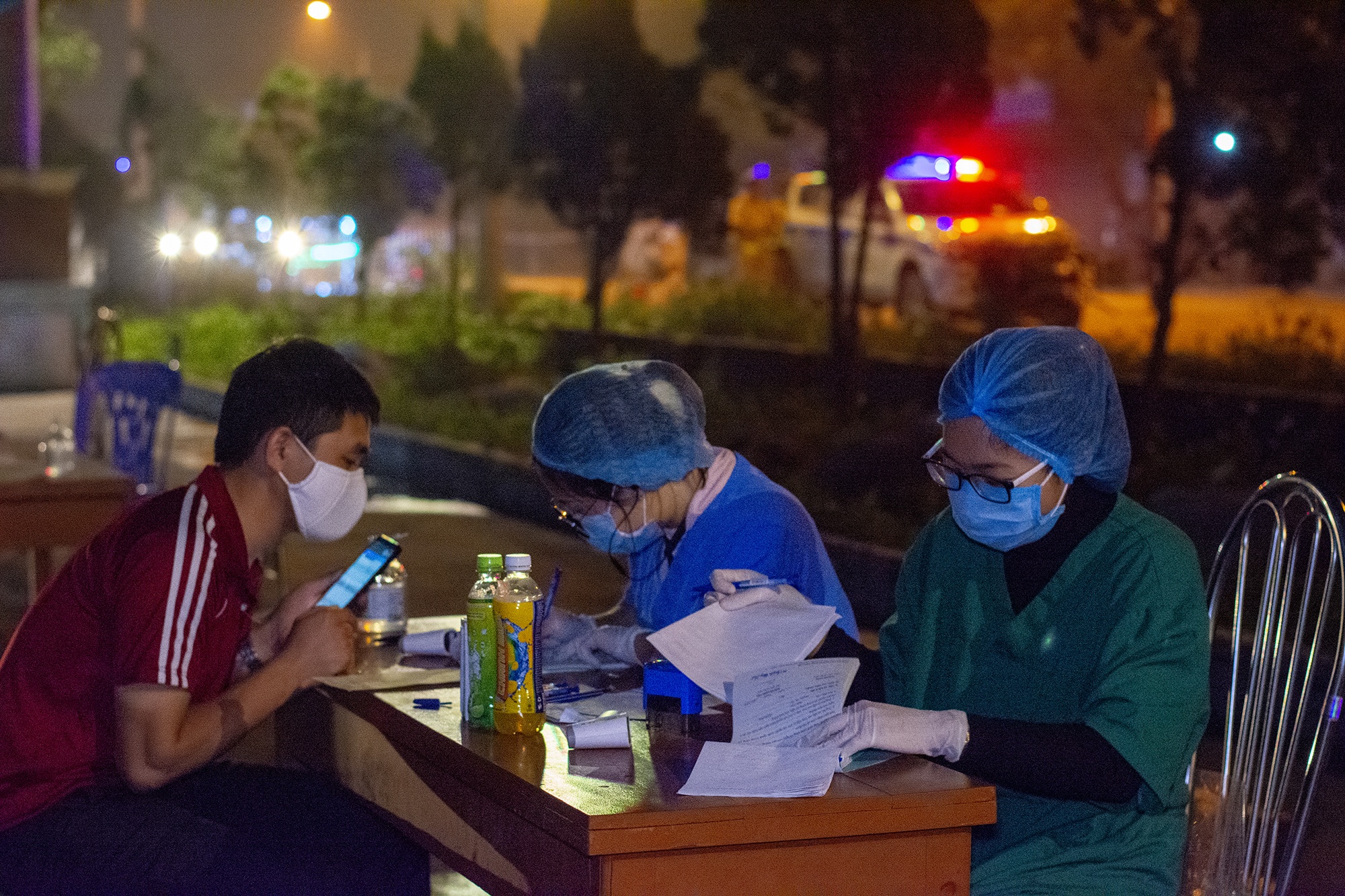 Trang dem kiem soat COVID-19 tai cua ngo Quang Ninh anh 11