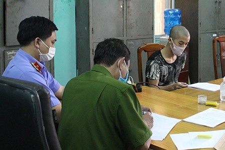 4 thanh nien danh can bo chot kiem dich hinh anh