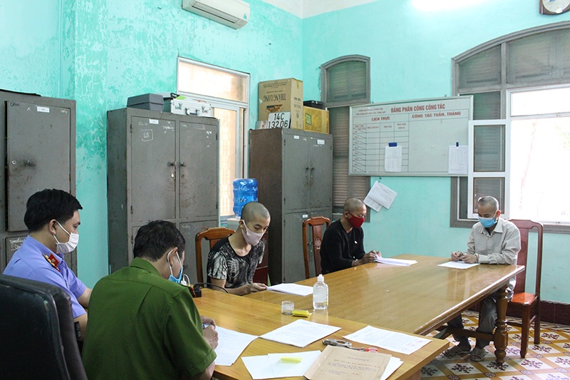 Khoi to 4 thanh nien danh can bo khi bi nhac nho deo khau trang anh 1