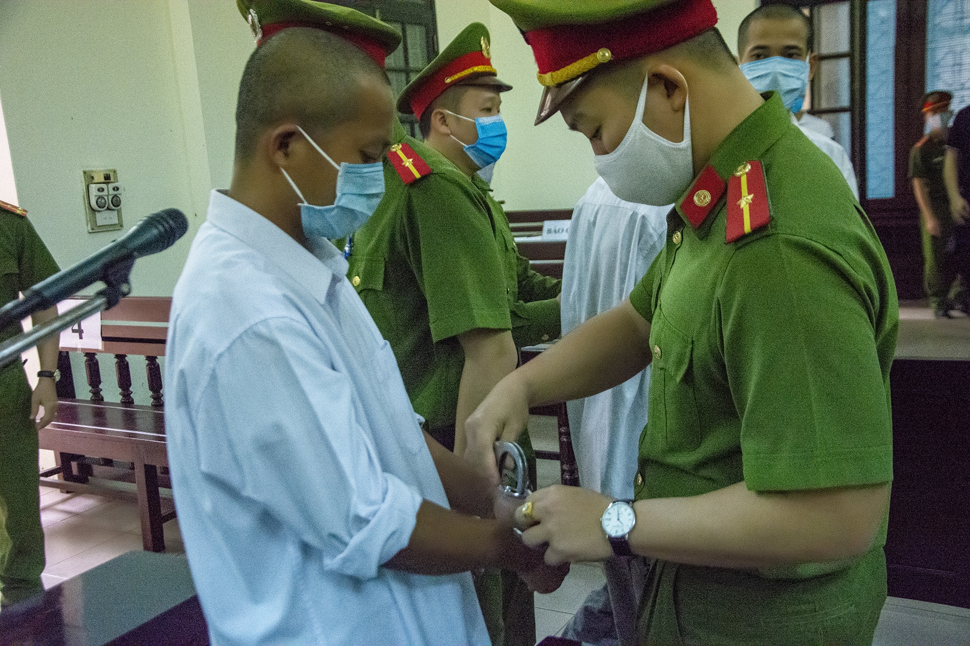 4 thanh nien danh can bo phong dich Covid-19 phai ngoi tu hinh anh