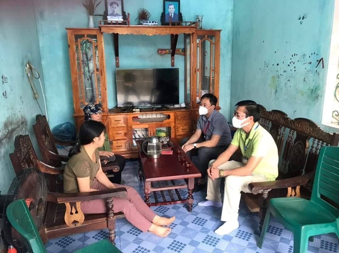 Bi thu,  Chu tich phuong den nha xin loi nguoi ban rau anh 1