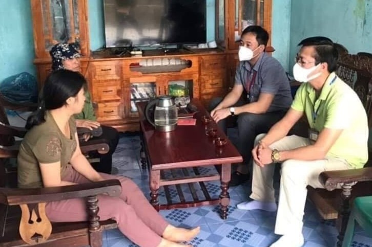 Bi thu, chu tich phuong o Quang Ninh den nha xin loi nguoi ban rau hinh anh