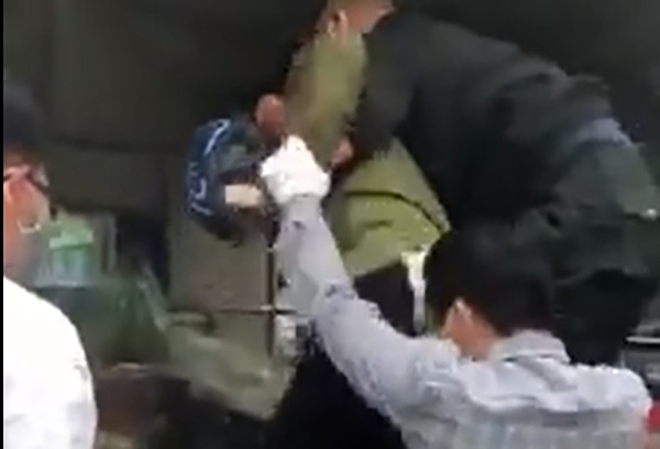 Nguoi ban rau van xin luc luong chuc nang hinh anh