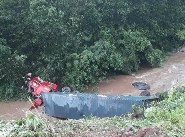 Xe container roi xuong vuc sau gan 40 m hinh anh