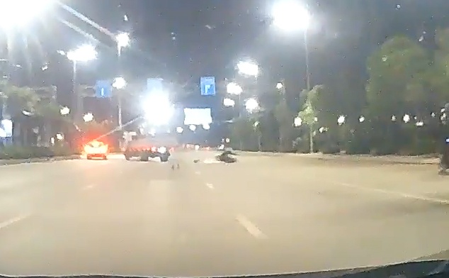 Xe may vang xa hang chuc met khi doi dau xe tai hinh anh