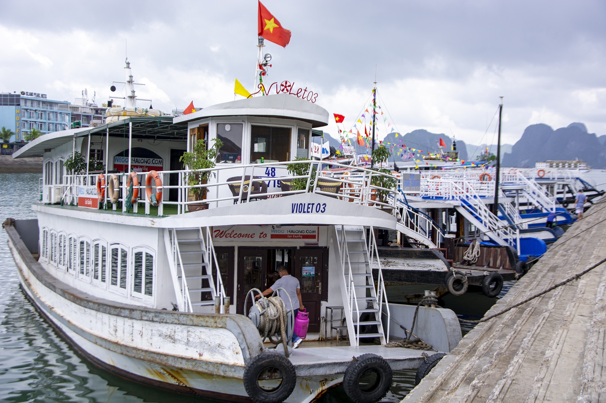 Dinh chi tau 'chat chem' khach tham quan vinh Ha Long hinh anh