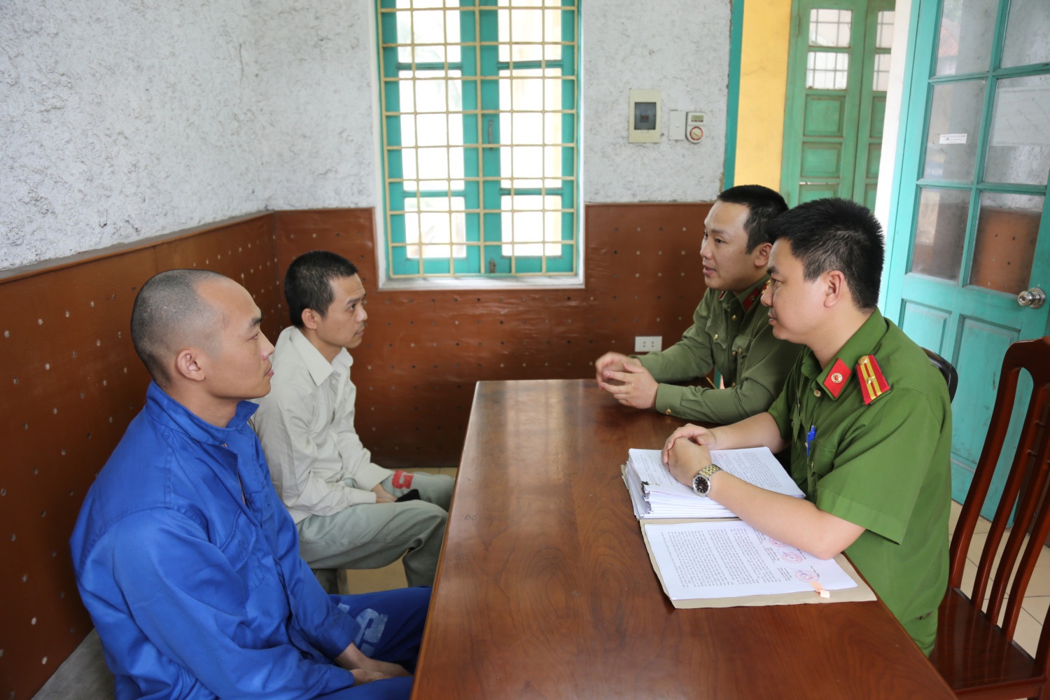 Nhóm người Trung Quốc làm giả thẻ thanh toán để rút tiền ảnh 1 Nhom nguoi Trung Quoc lam gia the thanh toan de rut tien anh 1