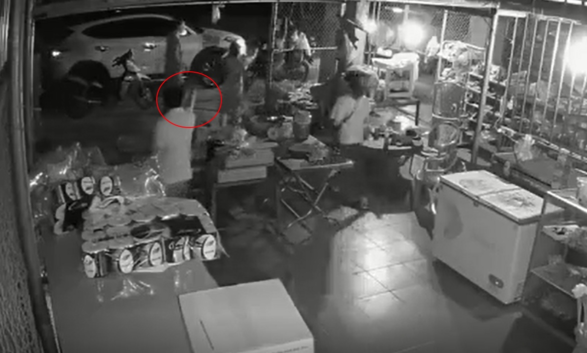 cong an rut sung doa dan anh 1