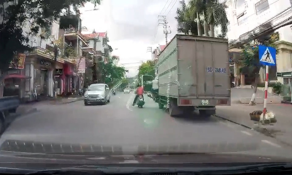 Oto mo cua hat nga xe may di tren duong hinh anh