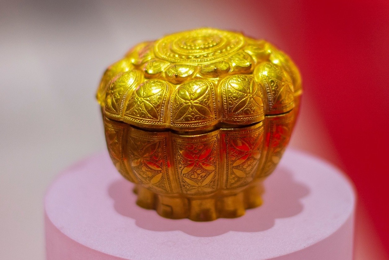 Trung bay Hop vang Ngoa Van hon 500 tuoi hinh anh