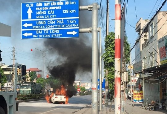 Chiec oto boc chay ngun ngut giua troi nang anh 1