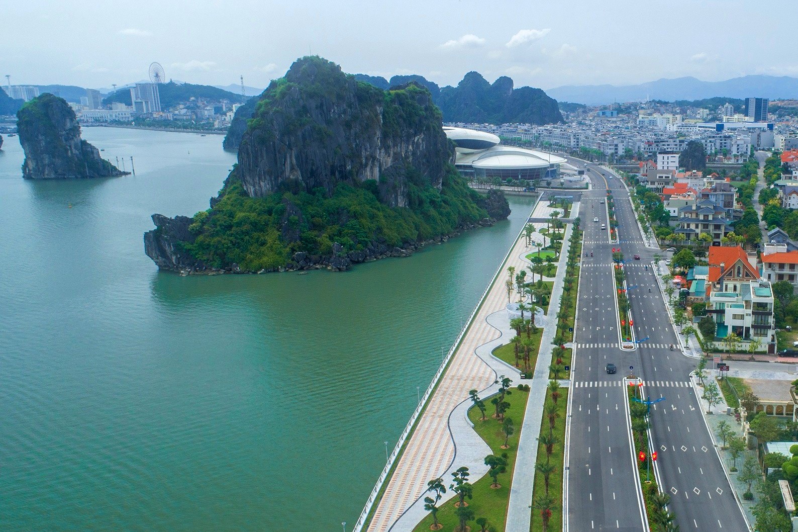 Toan canh cung duong 600 ty ven di san vinh Ha Long hinh anh