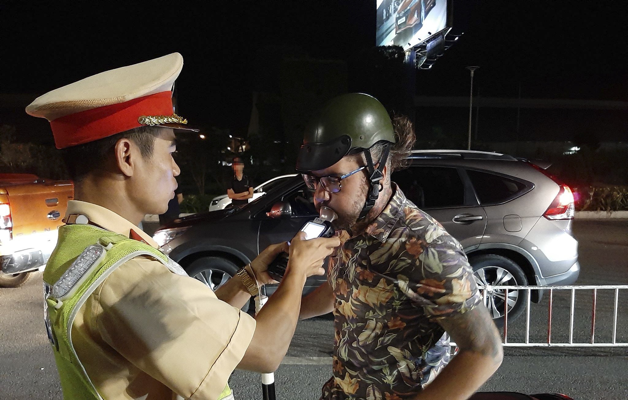 Khach du lich tham gia giao thong khi da uong ruou bia hinh anh