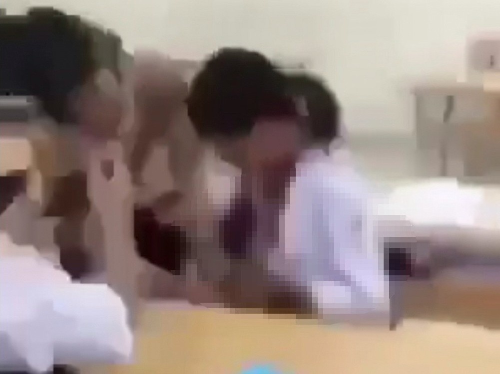 Nu sinh lop 10 bi ban lot do, tung video len mang xa hoi hinh anh