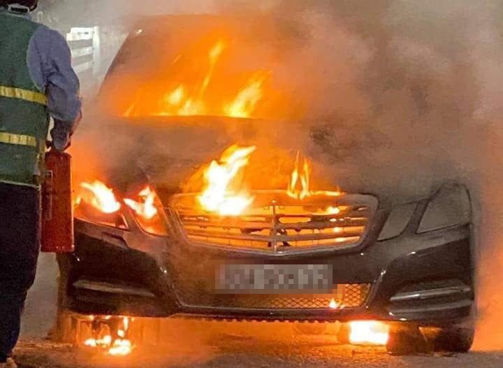 Xe Mercedes boc chay tro khung tren cau Bach Dang hinh anh